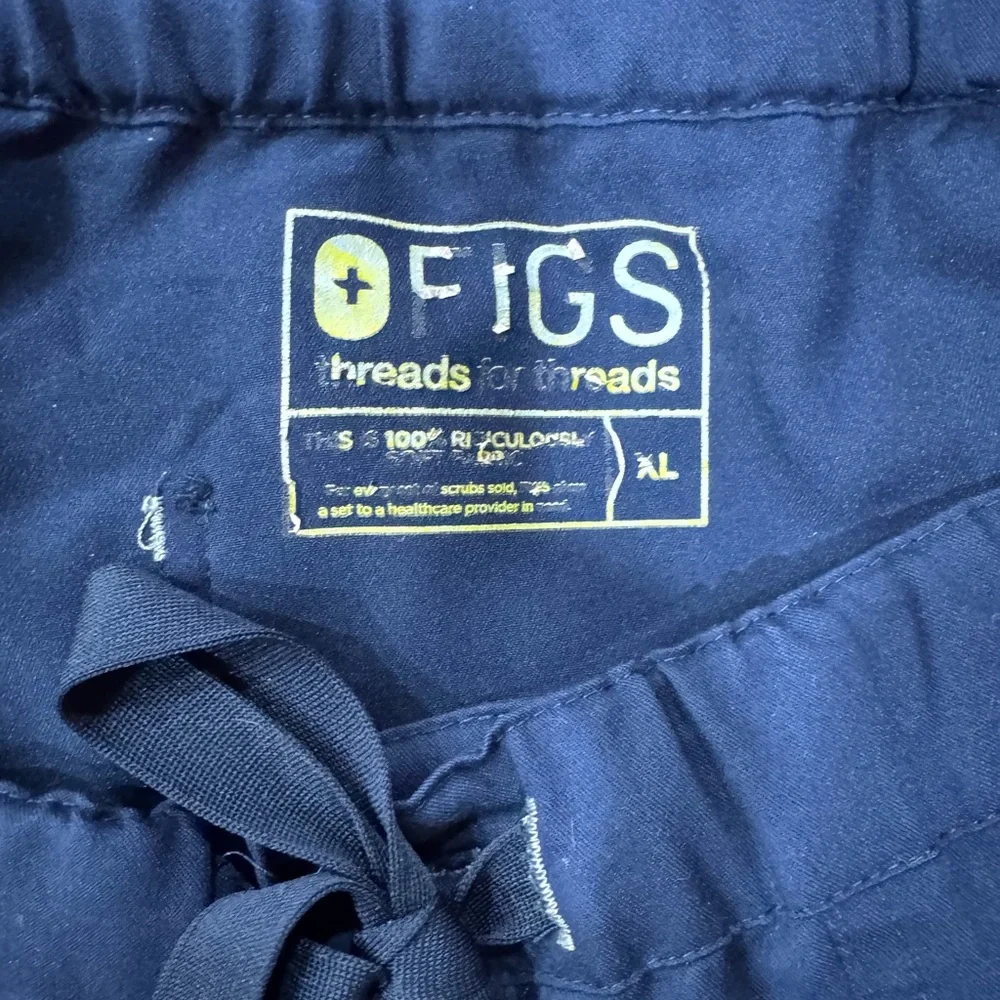 FIGS Tela Navy Cargo Scrub Pants Men’s XL Medical Uniform Stretch 34 X 32